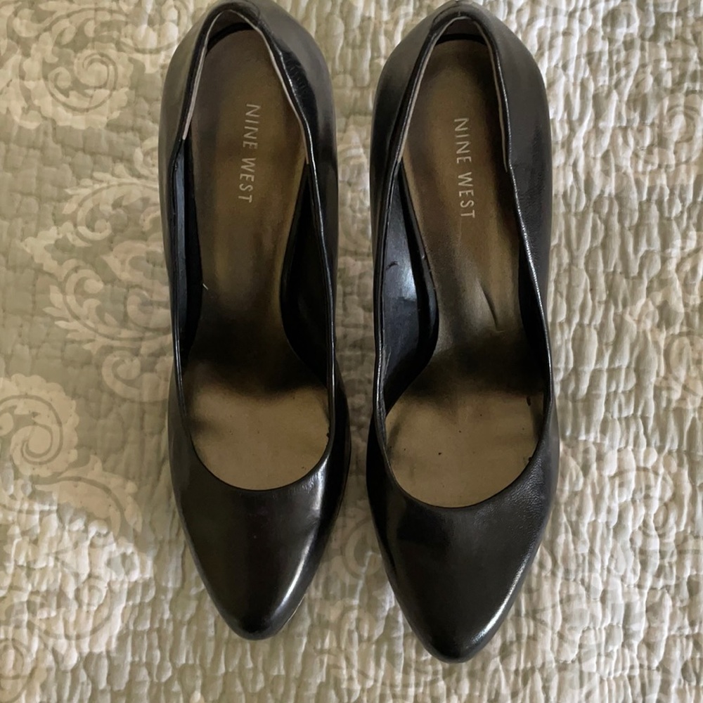 Black Pumps